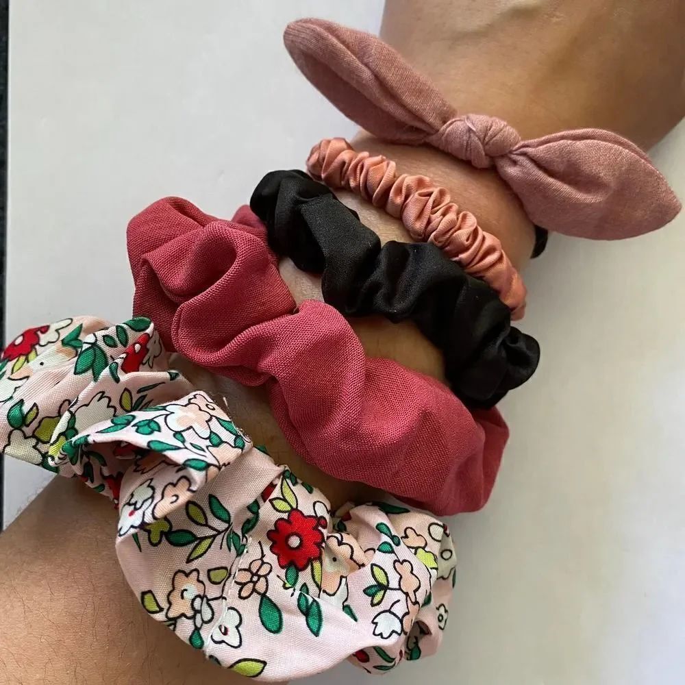 𝅺Set of 5 Scrunchies - Pink Floral with Bow